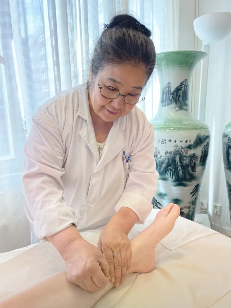 Yanping Wang, kinesisk överläkare, behandlar med akupunktur.